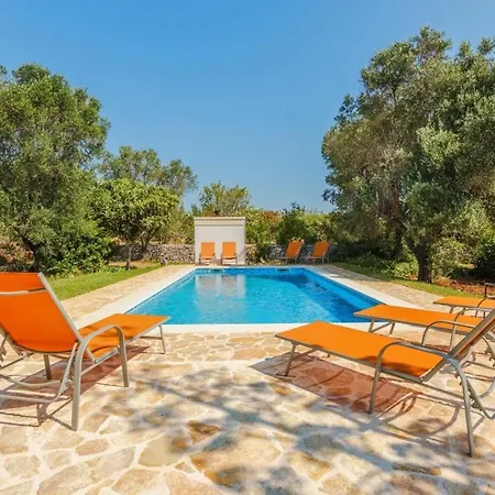 Casa Tina Con Piscina Holiday home *
